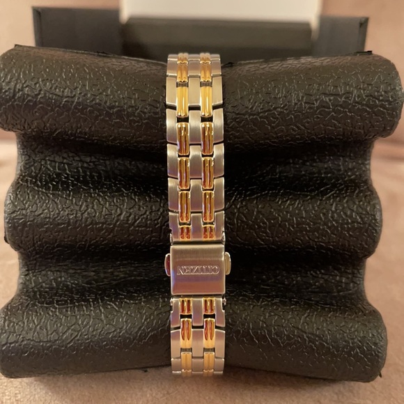 NIB Citizen two tone Gold and silver watch - Picture 4 of 5